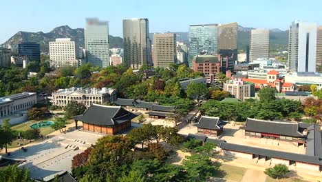 Ansicht-des-königlichen-Palast-Deoksugung-im-Herbst-in-Seoul-Südkorea