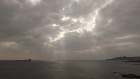 Sonnenschein-in-den-Wolken-über-dem-Meer