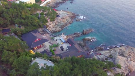 Luftbild-Haedong-Yonggungsa-Tempel-in-Busan-in-Südkorea