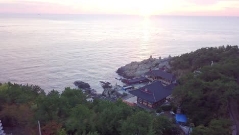 Vista-aérea-templo-de-Haedong-Yonggungsa-de-Busan-Corea-del-sur