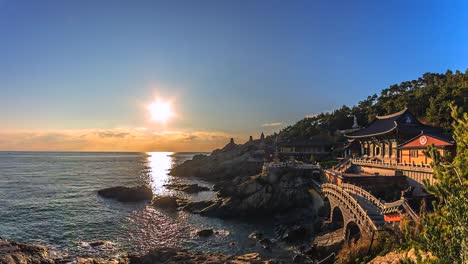 4-k-amanecer-de-lapso-de-tiempo-en-el-templo-de-Haedong-Yonggungsa-de-Busan-Corea-del-sur