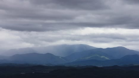 Schöne-Wolken-über-den-Berg-in-Asien