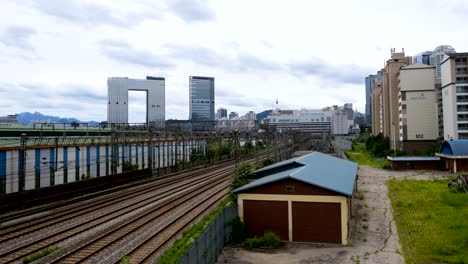 Corea,-tráfico-de-lapso-de-tiempo-y-la-arquitectura-en-Seúl-estación-de-Seúl,-Corea-del-sur