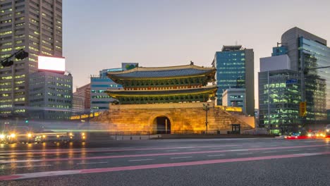 Video-timelapse-de-la-puerta-Namdaemun-de-tráfico-de-Seúl-calle-por-la-noche-en-Seúl,-Corea-del-sur-lapso-4K