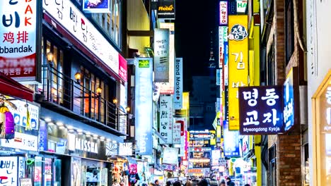 Timelapse-en-Barrio-Myeong-dong-Market.People-caminando-en-una-calle-comercial-en-la-noche,-Seúl,-Corea-del-sur