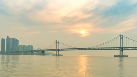 Busan-city-skyline-Gwangan-puente-amanecer-timelapse,-Busan,-Corea-del-sur-4K-lapso-de-tiempo