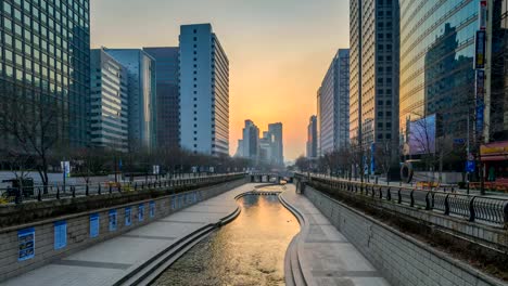 Timelapse-del-amanecer-en-el-arroyo-de-Cheonggyecheon,-Seúl,-Corea-del-sur-4K-Time-lapse