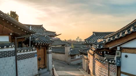 Sunrise-Zeitraffer-in-Seoul-Bukchon-Hanok-Village,-Seoul,-Südkorea-4K-Zeitraffer