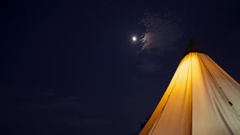 Mover-la-nube-sobre-la-tienda-de-campaña-en-la-luna-en-el-lapso-de-tiempo