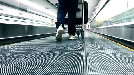 Hombre-pasarela-móvil-en-el-aeropuerto