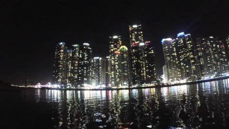 Vista-nocturna-del-paisaje-urbano-de-haeundae,-Busán,-Corea-del-sur,-asia