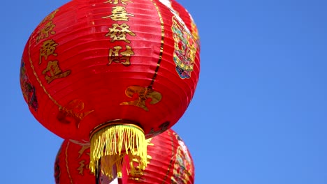 Linternas-del-año-nuevo-chino-en-chinatown,-bendición-texto-significan-tener-riqueza-y-feliz