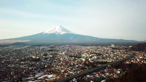 Vista-aérea-del-Monte-Fuji,-Kawaguchiko,-Fujiyoshida,-Japón