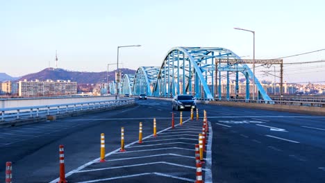 Lapso-de-tiempo-del-horizonte-de-la-ciudad-de-Seúl-en-puente-Dongjak-en-Seúl,-Corea-del-sur.