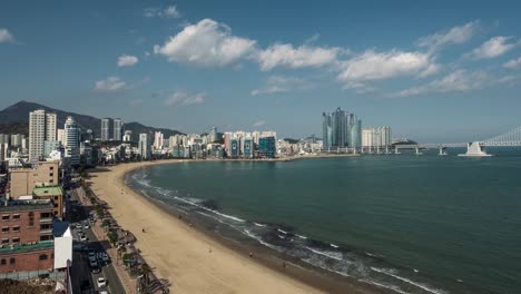 Haeundae-Strand-Stadt-Busan,-Südkorea.-Zeitraffer-von-Auto-Verkehr,-Wolken,-gehen-Menschen-und-Wellen