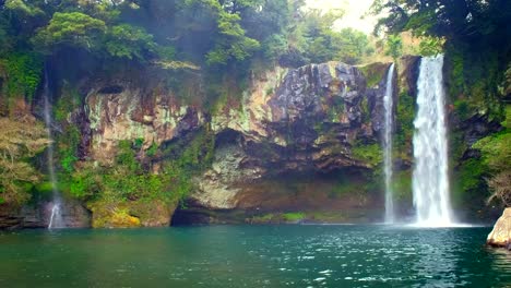 Cascadas-de-Cheonjiyeon,-isla-de-Jeju,-Corea-del-sur