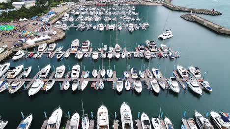 Fotografía-aérea-de-yate-atracado-en-el-estadio-Haeundae-natación-Bahía-Yacht-en-Busan