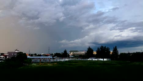 Regen-Sie-Wolken-bei-Sonnenuntergang,-in-Nachthimmel-verblassen.