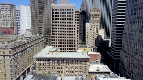 Bewegung-durch-die-Wolkenkratzer-in-Downtown-San-Francisco