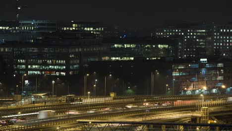 Nacht-Zeitraffer-des-Bürogebäudes-in-Warschau-und-belebten-Straßen