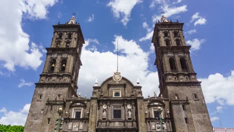 Zeitraffer-der-Wolken-über-die-Türme-der-Kathedrale-Santo-Domingo-in-Puebla,-Mexiko