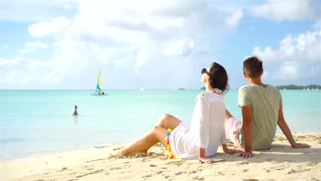 Junges-paar-auf-weißen-Strand-während-der-Sommerferien