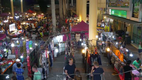 famosa-noche-phuket-isla-patong-comida-en-la-calle-mercado-en-la-azotea-slow-motion-panorama-4k-Tailandia