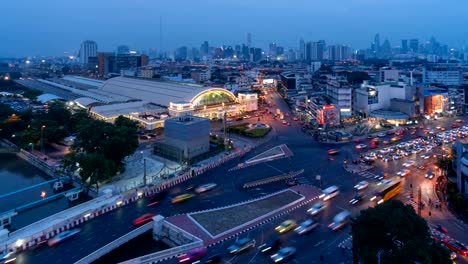 Estación-de-tren-de-Bangkok-(estación-de-tren-de-Hua-Lamphong)-en-Bangkok,-Tailandia-del-atardecer