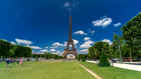 Torre-Eiffel-en-Champs-de-Mars-en-París-timelapse-hyperlapse,-Francia