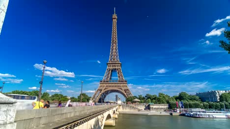 Eiffel-Turm-mit-Brücke-über-Abend-in-Paris-Timelapse-Hyperlapse,-Frankreich