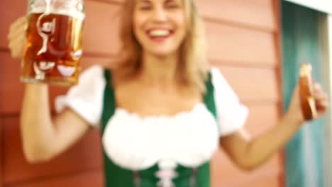 Eine-sexy-junge-Frau-trinkt-Bier-bei-einem-Bierfestival-in-Deutschland.-Close-up,-große-Bierkrüge,-ein-Mädchen-lachen-lächeln-fröhlich,-rote-Lippen,-weiße-gezahnt