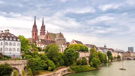 Timelapse-de-skyline-de-la-ciudad-de-Basilea-y-río-Rin,-lapso-de-tiempo-de-4K-de-Basilea,-Suiza