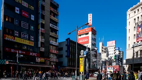 4K-Zeitraffer:-Fußgänger-überfüllt-und-Verkehr-in-der-Nähe-von-Bahnhof-Asakusa,-Tokio