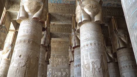 Interieur-von-Dendera-Tempel-oder-Tempel-der-Hathor.-Ägypten.-Dendera,-Denderah,-ist-eine-kleine-Stadt-in-Ägypten.-Dendera-Tempel-Komplex,-eine-der-besterhaltenen-Tempelanlagen-aus-alten-Oberägypten.