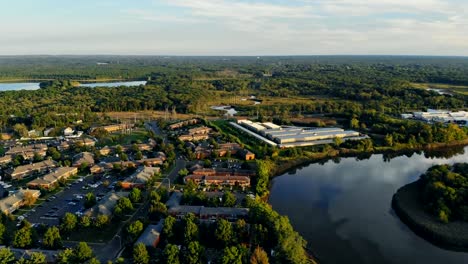 Schöne-Wohnung-in-den-USA-in-der-Nähe-des-Flusses.-neue-Häuser-in-der-Nähe-des-Wassers-im-Bereich-Wohnungsbau-schlafenden