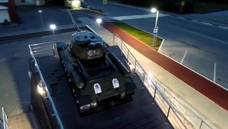 T-34-Soviética-ejército-mediano-batalla-tanque-de-monumento-por-la-noche