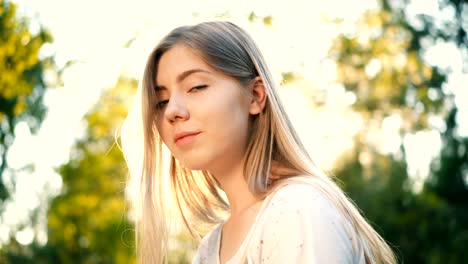 Porträt-des-jungen-schöne-blonde-Frau-im-freien