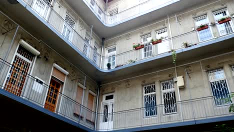 Corte-de-la-yarda-bien.-Una-hermosa-casa-antigua-con-balcones-largos-en-forma-de-un-pozo.-Interior-de-la-yarda,-el-patio-de-la-casa-típica-de-la-húngara