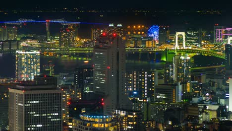 Skyline-de-Tokyo-con-el-puente-del-arco-iris-en-la-noche.-Tokio,-Japón.-TIMELAPSE-DE-4K.