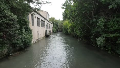 La-Sorgue-River-crosses-L'Isle-Sur-La-Sorgue-in-4k