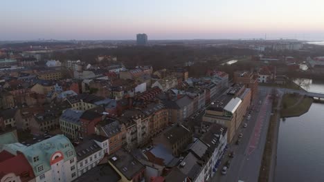 Drone-volando-tiro-en-la-calle-y-canal-en-la-ciudad-de-Malmö