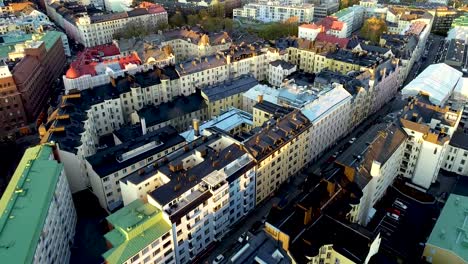 Vista-aérea-drone-de-Helsinki.-coloridos-edificios-y-techo.-volando-sobre-las-casas.-Helsinki,-Finlandia.