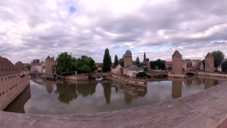 Panoramasicht-auf-die-gedeckten-Brücken-aus-der-Vauban-Wehr.-In-Straßburg.-Frankreich