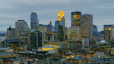 Minneapolis-Skyline---luces-de-la-ciudad-al-atardecer---foto-aérea