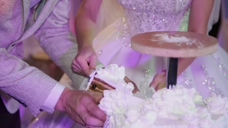 Cortar-la-torta-blanca-de-la-boda-la-novia-y-el-novio