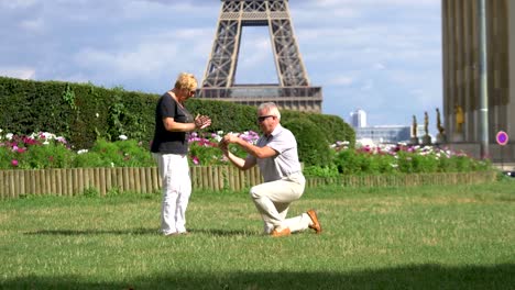 Proposal-of-marriage-in-front-of-Eiffel-tower-in-4k-slow-motion-60fps