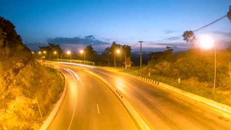 Zeit-verfallen---Verkehr-am-Abend-auf-einer-Bergstraße.