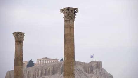 Templo-de-Zeus-Olímpico-y-la-Acrópolis-en-Atenas,-Grecia.
