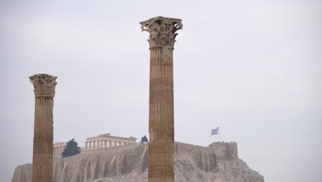 Temple-of-Olympian-Zeus-and-Acropolis-in-Athens,-Greece.