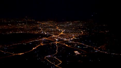 Vista-aérea-de-Atenas-de-noche-desde-el-avión.